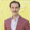 james van der Beek vor gelber Fotowand