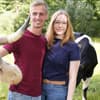 Pauline und Christopher vor Kühen
