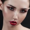 Pinterest-trend Vamp romantic Frau mit starkem Make-up im Gothic-Look