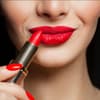 Frau mit Lippenstift in Rot