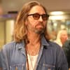 Gil Ofarim mit Sonnenbrille am Frankfurter Flughafen nach dem Dschungelcamp
