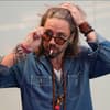Gil Ofarim mit Sonnenbrille macht Haare aus Gesicht