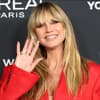 Heidi KLum winkt in die Kamera