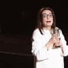 Nana Mouskouri mit Award in der Hand
