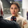 Samira Yavuz ernst am Mikrofon
