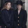 Prinzessin Eugenie und Prinzessin Beatrice schauen traurig und ernst