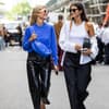 Zwei Frauen in stylischen Streetstyle-Looks