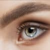 Frau mit Powder Brows
