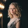Eine Frau schaut in die Kamera