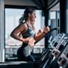 Eine Frau auf dem Laufband