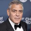 George Clooney lächelt