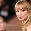 Jennifer Lawrence schaut unsicher über ihre Schulter