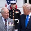 König Charles III. schaut US-Präsident Donald Trump skeptisch an