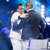 Menowin Fröhlich und Dieter Bohlen umarmen sich in Liveshow von DSDS