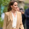 Prinzessin Kate in einem hellen Hosenanzug von der Seite mit einem leichten Lächeln