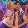 Ross Antony und Alexandru Ionel tanzen Salsa