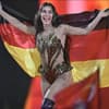Sarah Engels mit Deutschland Flagge