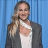 Sarah Jessica Parker strahlt vor blauen Vorhang