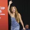 Shakira winkt freudig