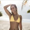 Blondine sonnengeküsst am Strand
