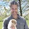 Tobias Pankow mit Hundewelpen