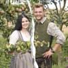 Michi und Valentina unter Obstbäumen