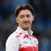 Angelo Stiller guckt lächelnd zur Seite