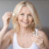 Frau trägt Serum auf