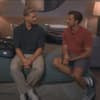Sebastian Paul und Tim Reitz reden auf Bett