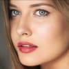 Frau mit Bronzer und Rouge auf Wangen