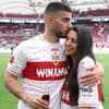 Deniz Undav gibt Tanja Kuss auf Stirn
