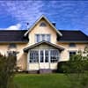 Ein helles Haus mit Garten
