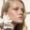 Blondine mit perfektem Glow und Blumen