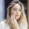 Frau mit Make-up-Schwamm