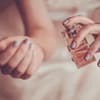 Eine Frau sprüht Parfum auf ihr Handgelenk