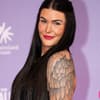 Gloria Schwesinger lächelt auf einem Event auf dem Red Carpet