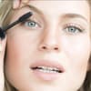 Frau trägt mascara auf