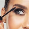 Frau mit Mascara