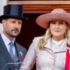Prinz Haakon und Mette-Marit schauen ernst, während die Prinzessin ein Sauerstoffgerät trägt