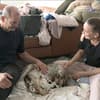 Nadine mit Ron bei den Hundewelpen