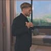 Sebastian Paul zieht Anzug an