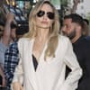 Angelina Jolie mit Sonnenbrille und ernstem Blick