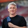 Bastian Schweinsteiger mit Mikrofon in der Hand