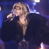 Bill Kaulitz im Pelz-Look am Mikro