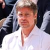 Brad Pitt schaut traurig mit Brille