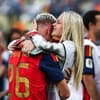 Laura Abla umarmt ihren Freund, Spaniens Fußballer Dani Olmo, nach dem WM-Finale