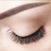 frau mit sehr dichten wimpern