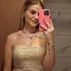 Estefania Wollny macht ein Selfie mit dem Handy