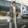 Eine Frau steht am Flughafen