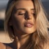 Blondie mit strahlender Haut